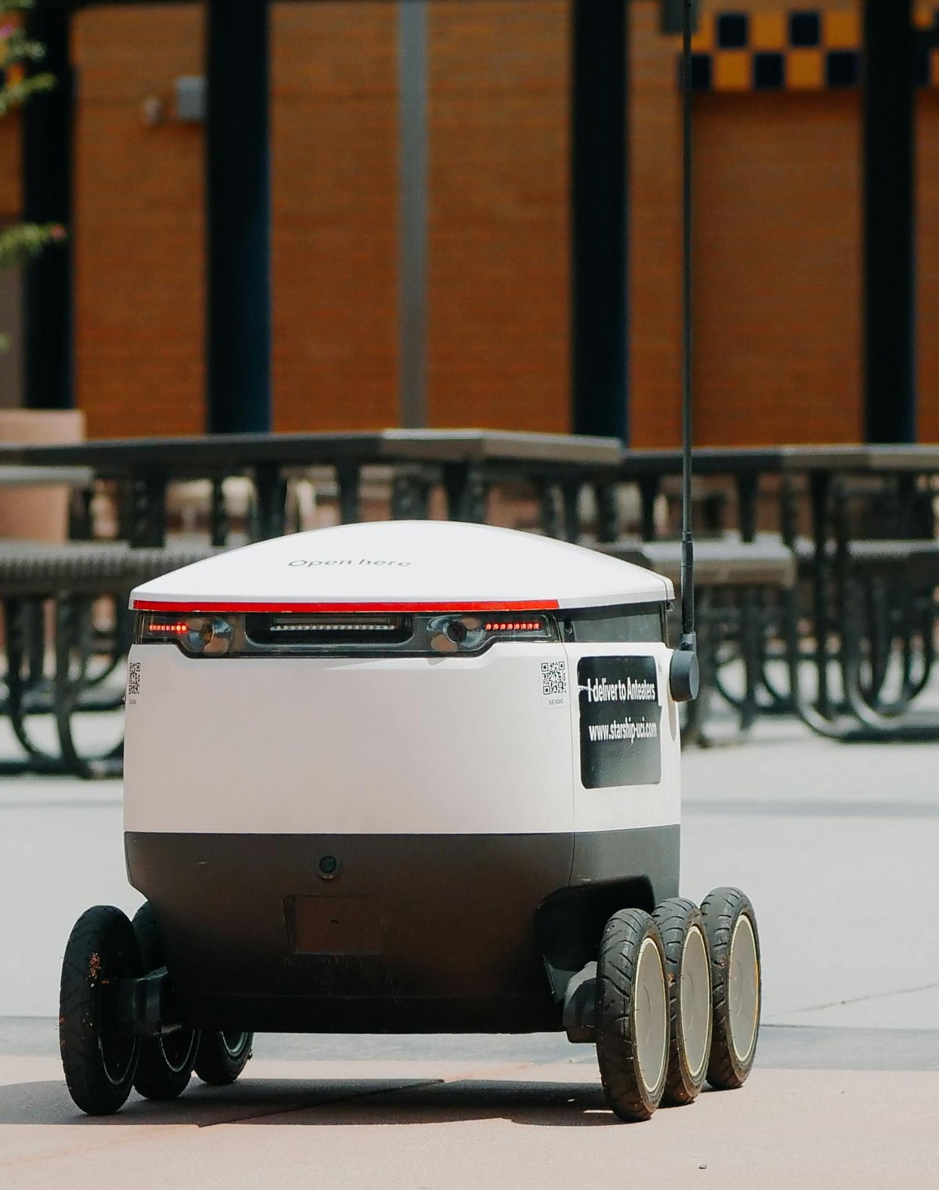 robô com sensor em direção à algum lugar